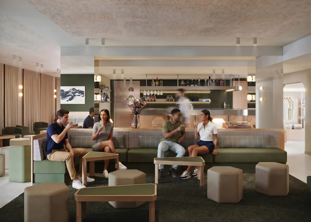Intérieur d'un bar-lounge haut de gamme au design contemporain. Quatre personnes sont assises sur une banquette en tissu à carreaux verts et conversent en tenant des verres. L'espace est meublé de tables basses en bois, de poufs beiges et de fauteuils kaki. En arrière-plan, un bar avec des étagères de bouteilles et un tableau représentant un paysage de montagne. Ambiance chaleureuse avec un éclairage tamisé.