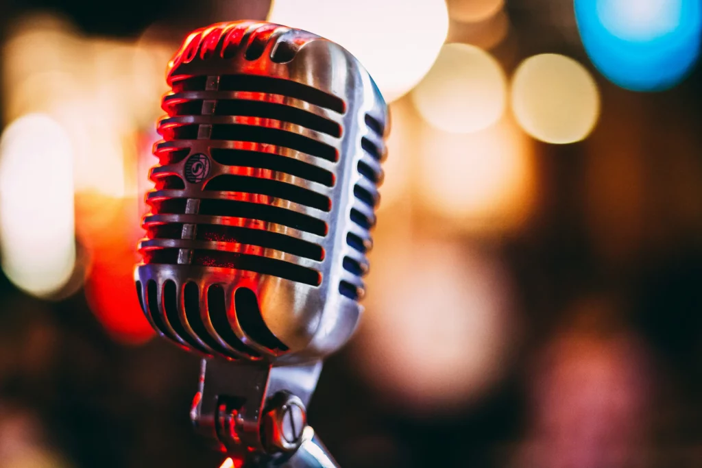 Microphone vintage rétro argenté sur scène avec éclairage bokeh coloré