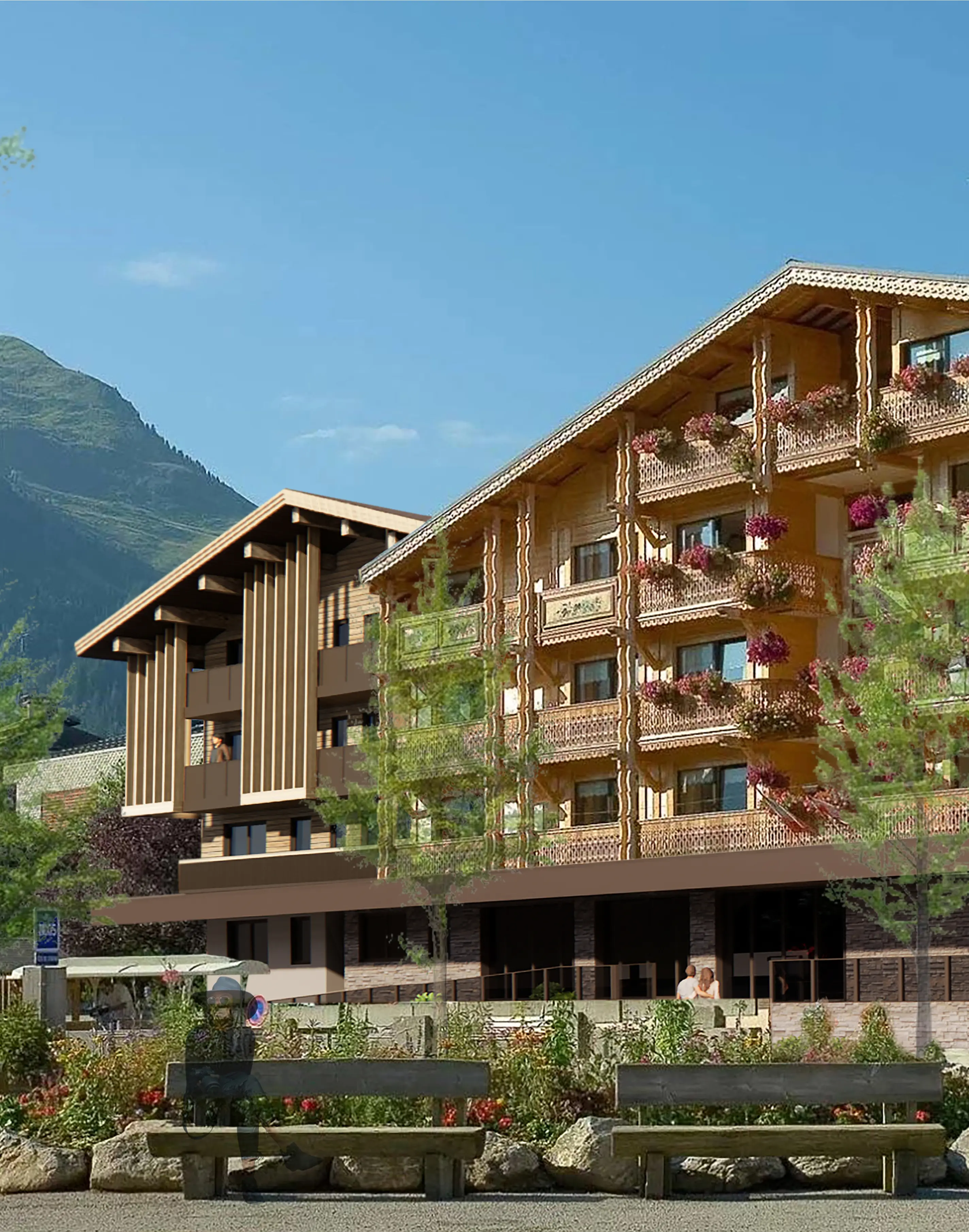 Vue extérieure d'un hôtel de style chalet alpin moderne, avec façade en bois clair et balcons fleuris de géraniums roses. Le bâtiment est entouré d'arbres et d'un jardin fleuri, avec des montagnes verdoyantes en arrière-plan sous un ciel bleu. Image de synthèse ou rendu architectural.